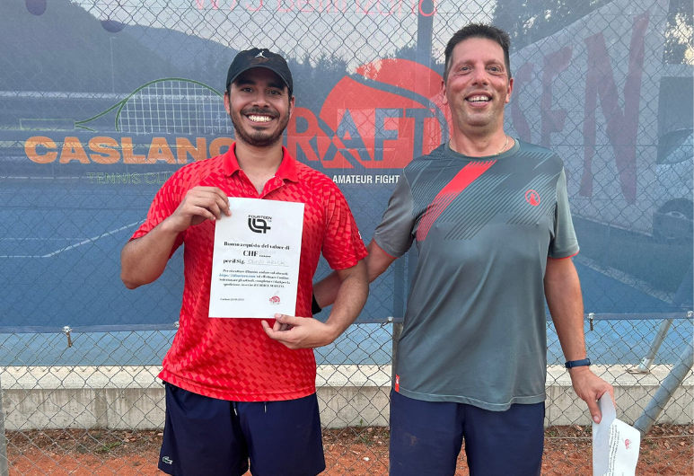 Racchetta in mano cuore in campo, a Erick Olivo il one day Iron Fourteen di Caslano