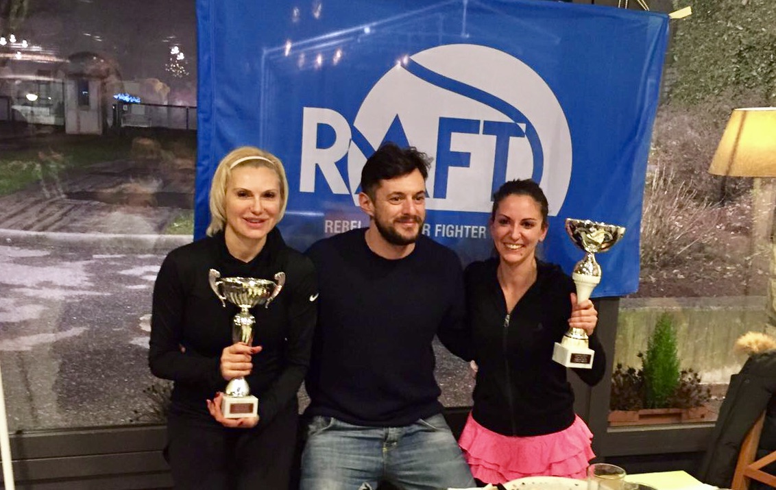 I RIBELLI INCORONANO LA LORO REGINA