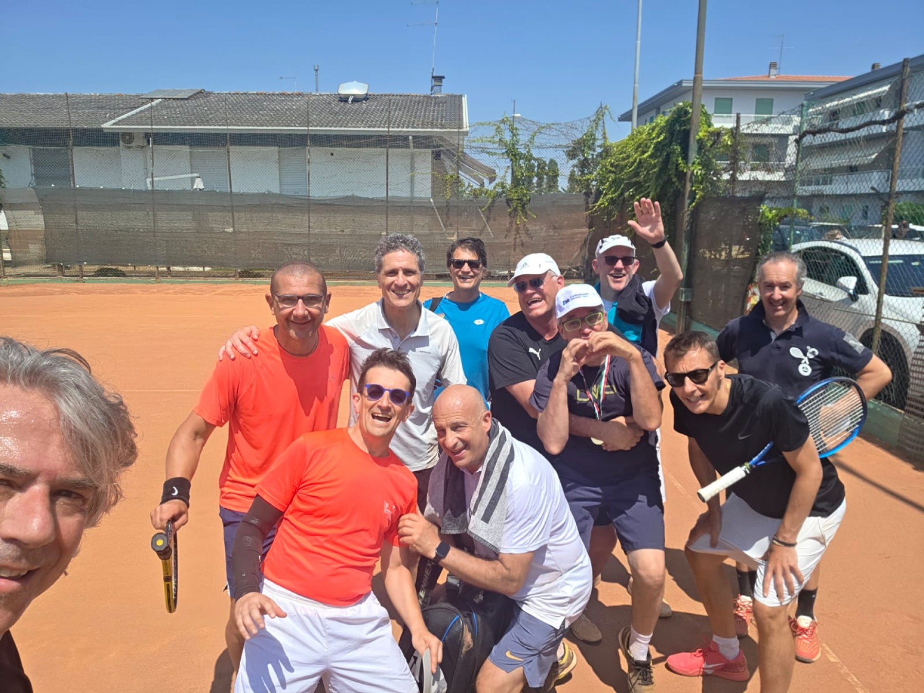 RAFT CUP BRONZE VICENZA, BEE GEES VS TREE GEES: QUANDO IL RITIRO TENNISTICO DIVENTA COMPETIZIONE IN QUEL DI JESOLO